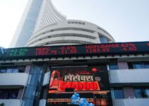 Indian shares hit one-week high on tech boost