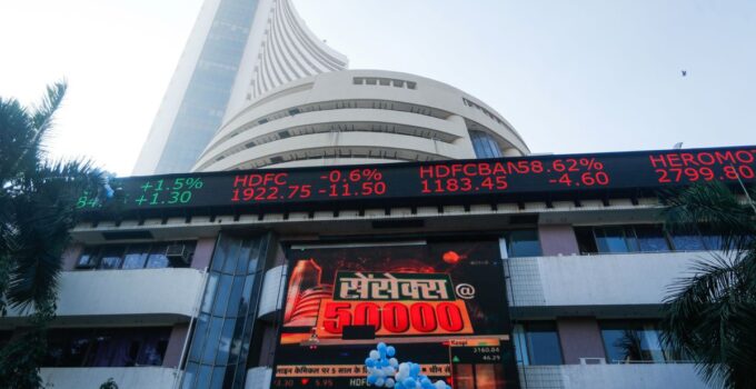 Indian shares hit one-week high on tech boost
