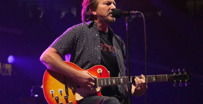 Pearl Jam rocks Apollo show despite technical difficulties