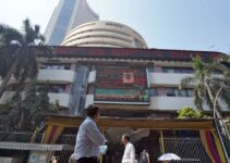 Indian shares gain as oil prices fall; banks, techs rise
