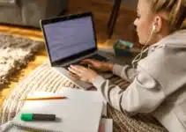How Modern Gadgets Help Students To Write College Essays