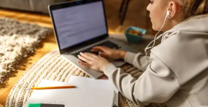 How Modern Gadgets Help Students To Write College Essays