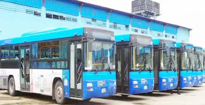 JUST IN: Fuel subsidy: Nigerian polytechnic provides staff workers with free bus ride