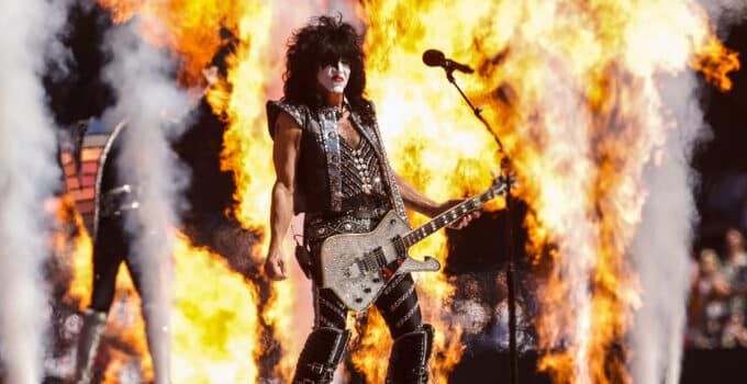The widow of Paul Stanley’s former guitar tech is suing Kiss for wrongful death