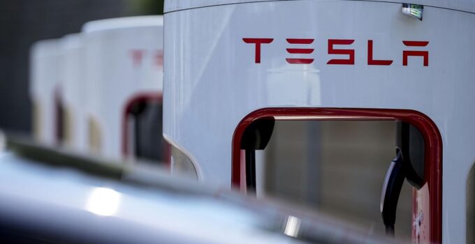 Crash lawsuit over Tesla’s self-driving technology can proceed, Florida judge says